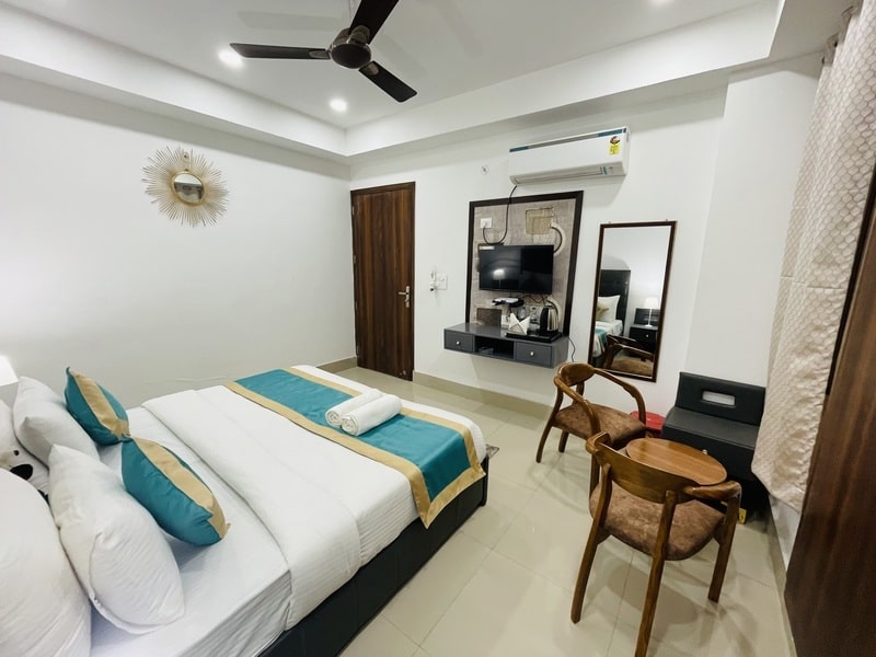 luxury rooms in noida