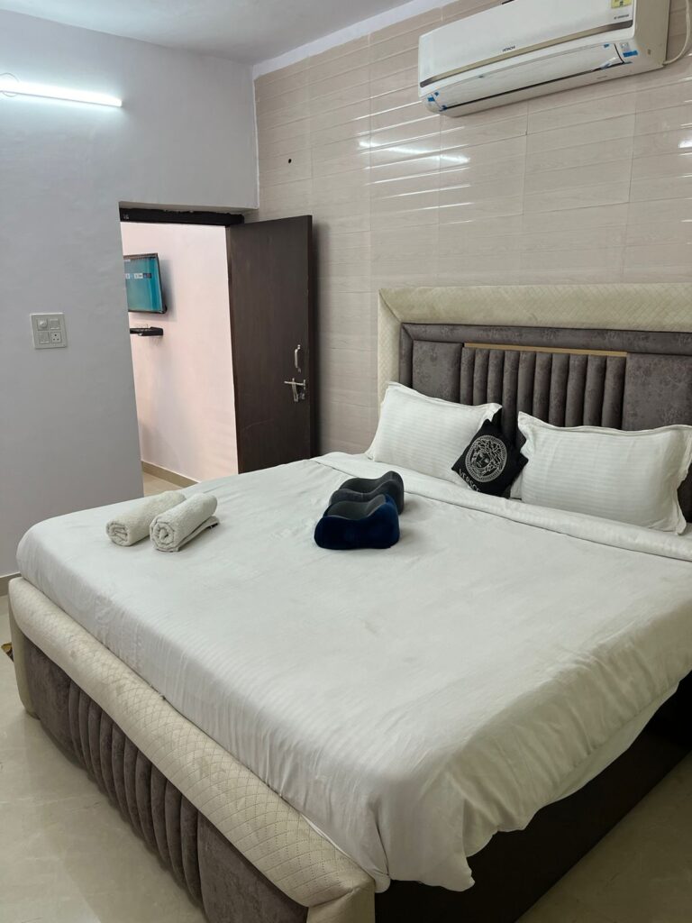 service apartment in Saket l block