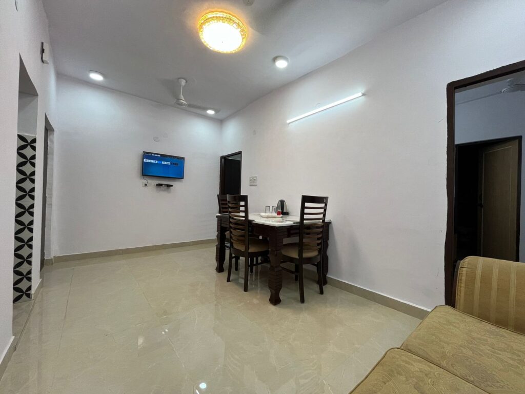 service apartment in l block saket