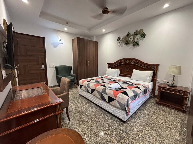 hotel in noida wazidpur