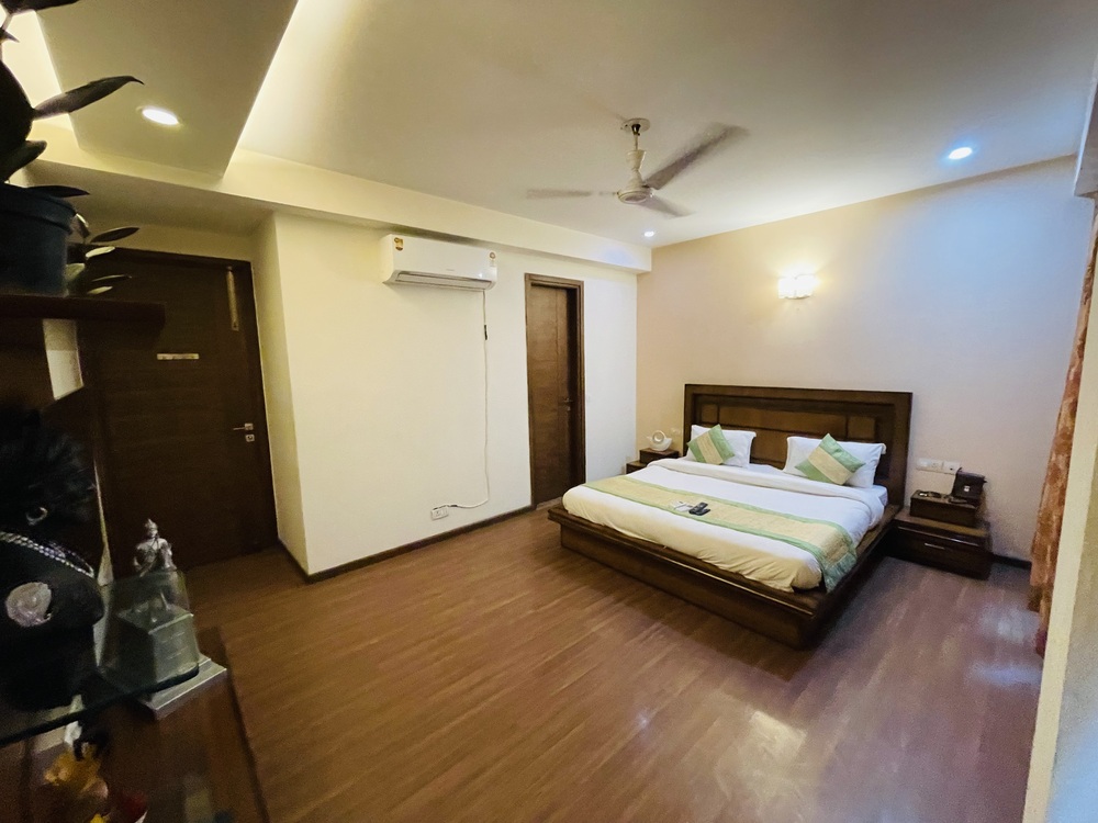 Service Apartment in Saket J Block Room