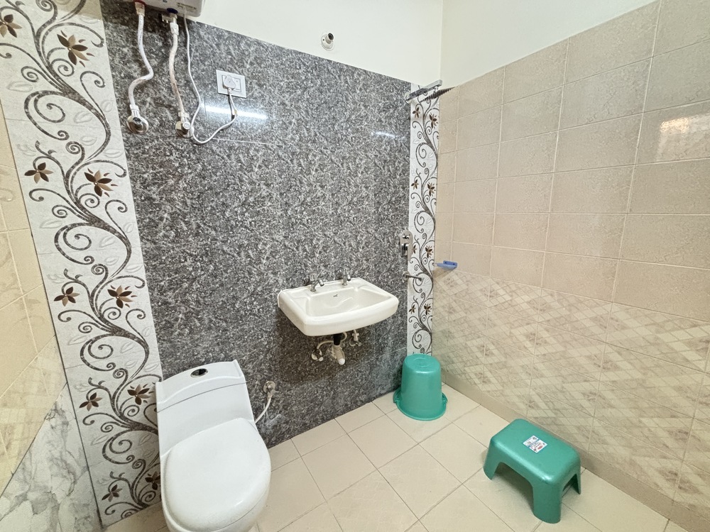 pg near pari chowk greater noida