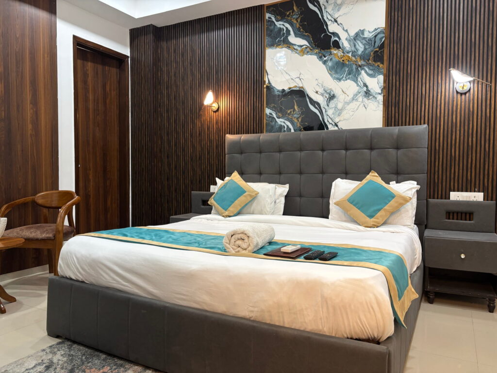 Premum Rooms in Noida Sector 135