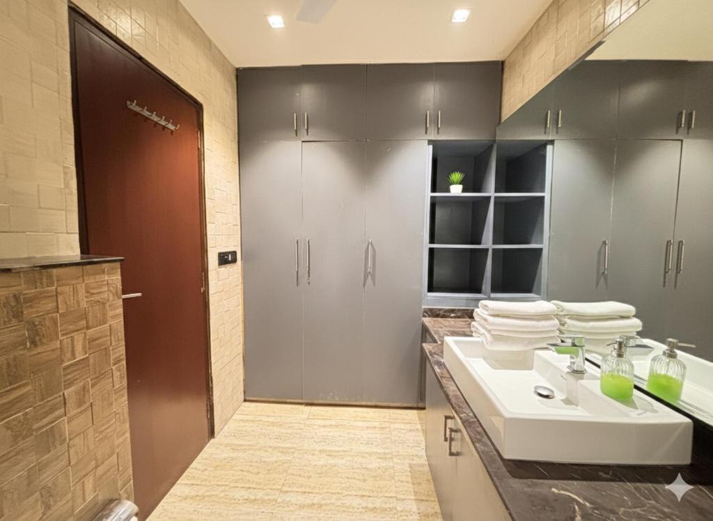 Service Apartment Washroom